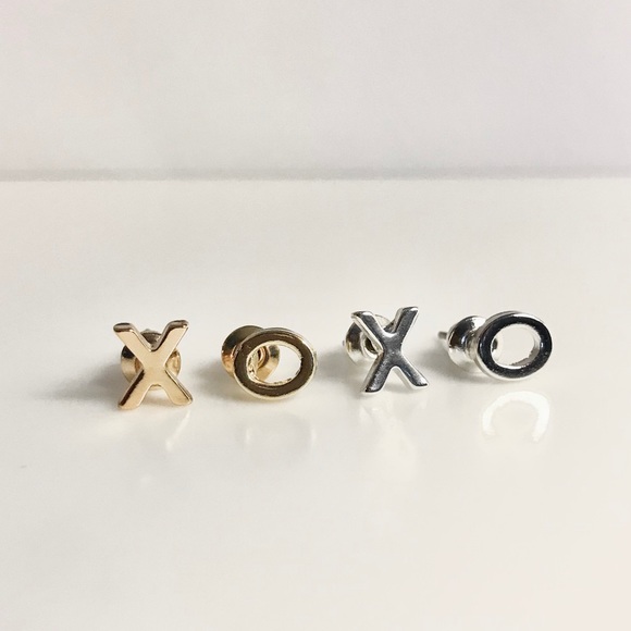 “Hug & Kiss” X & O Minimalist Love Stud Earring - Picture 7 of 8